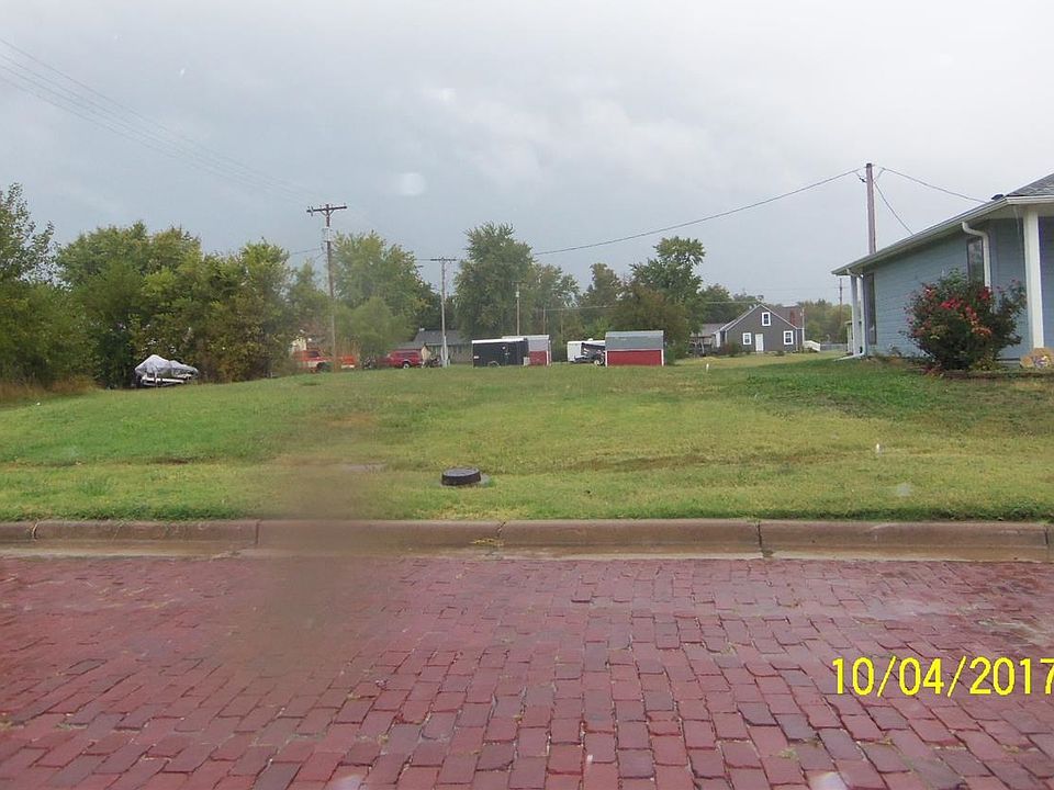 2nd image of 310 W 5th St