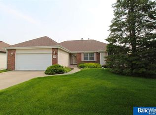 7130 Phoenix Dr, Lincoln, NE 68516