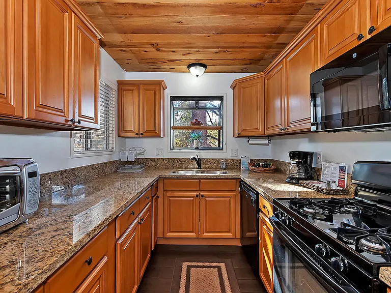 440 Tennessee Ln — Photo 4