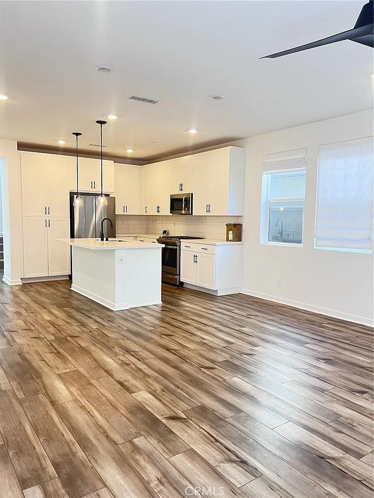 3 bed, 2.5 bath, 1816 sqft, $3,900 — Photo 2