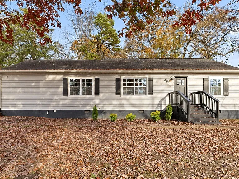 3919 Weldon Dr — Photo 2