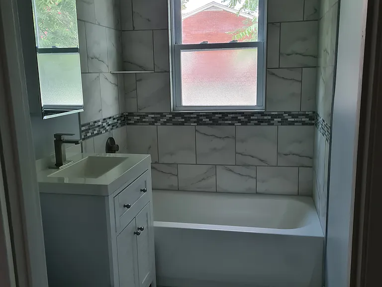 Main level full bath