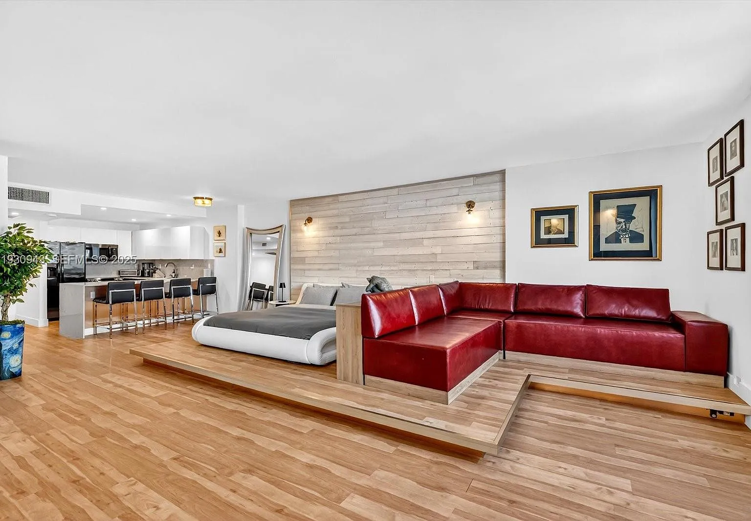 Roney Palace Condo — Photo 4