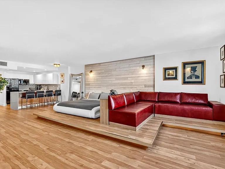 2301 Collins Ave #714 — Photo 4