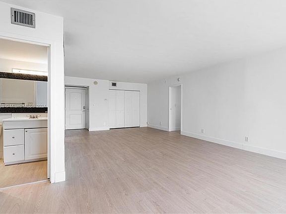 3rd image of 100 Bayview Dr APT 331