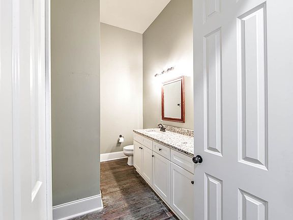 4th image of 621 W 1st St #B