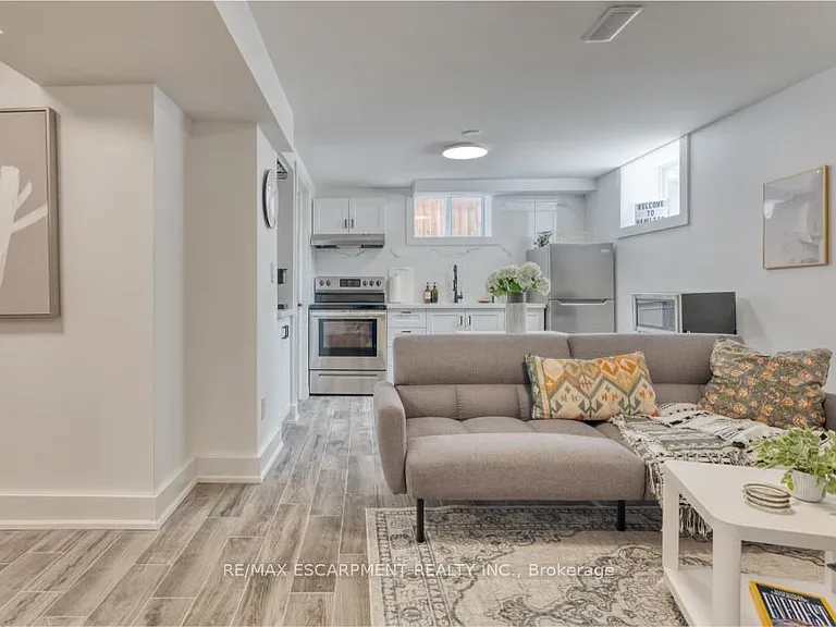 239 Cloverdale Ave E #LOWER — Photo 8