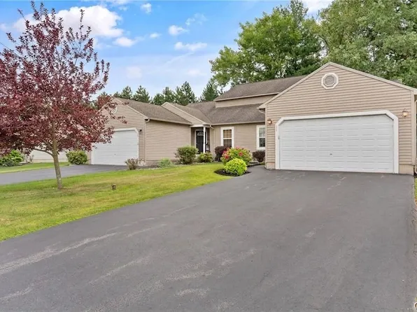 122 Slindes Woods Cir, North Syracuse, NY 13212