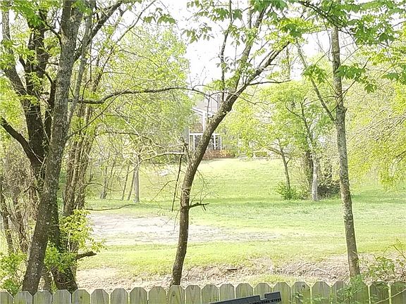 2nd image of 706 Maple Glen Dr
