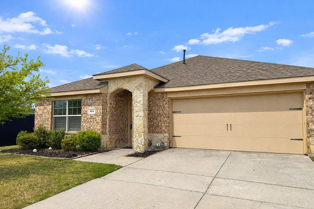 Building Photo - 404 Paddock Ln