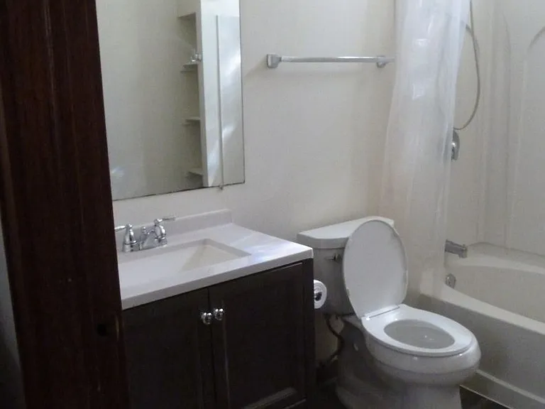 426 E Smith St — Photo 2