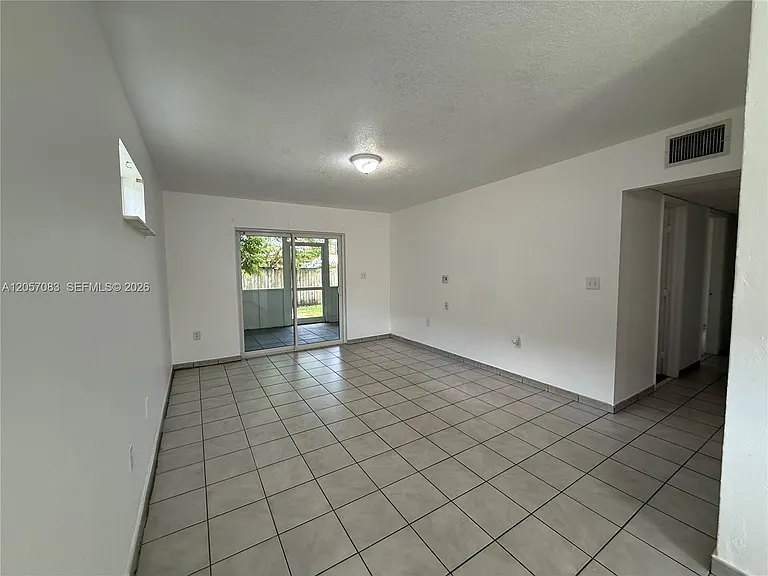 7550 NW 2nd Ter #7750 — Photo 2