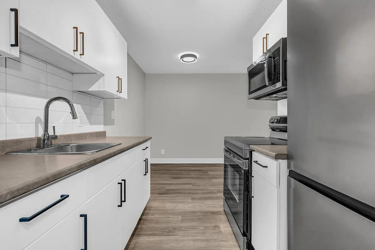 Maple Manor Apartments — Photo 1