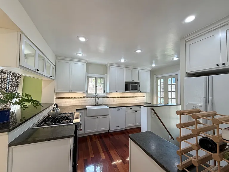 631 Jackson St — Photo 2
