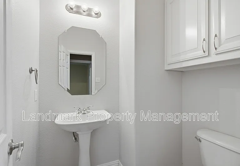 2115 Lexington Dr — Photo 14