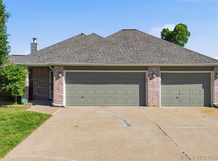 302 W 37th Pl, Sand Springs, OK 74063