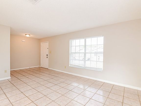 5th image of 212 Great Yarmouth Ct