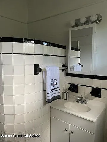 2206 Irwin St — Photo 3