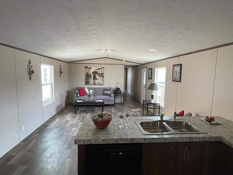219 Garfield Dr — Photo 5