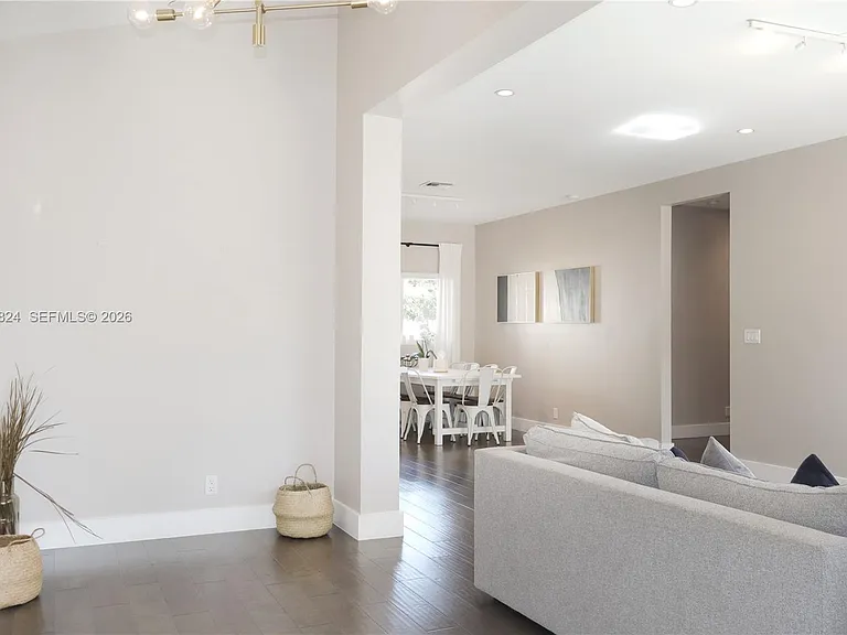 513 SW 18th Ct — Photo 2