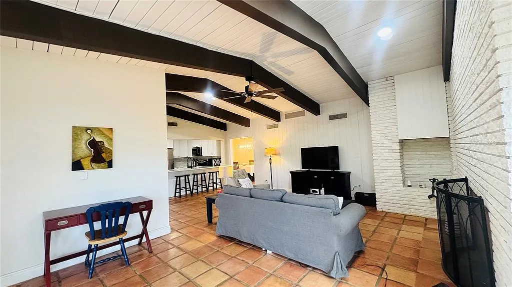 3 bed, 2.0 bath, 2137 sqft, $3,500 — Photo 4