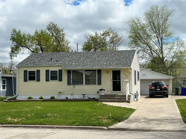 1669 9th St NW, Cedar Rapids, IA 52405
