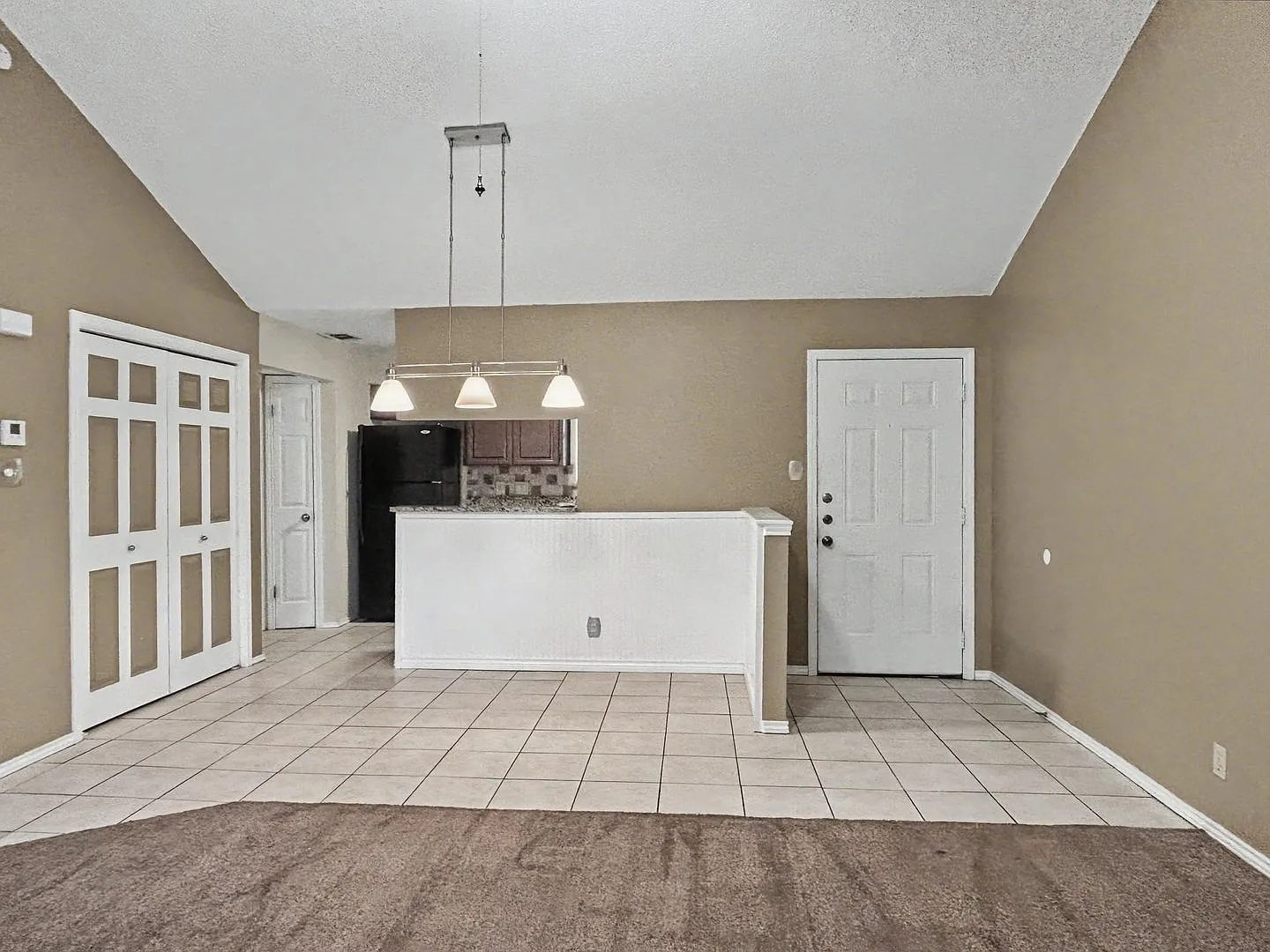 Charming 2BR Condo with Vaulted Ceilings, Fireplace & Pool Access — Photo 4