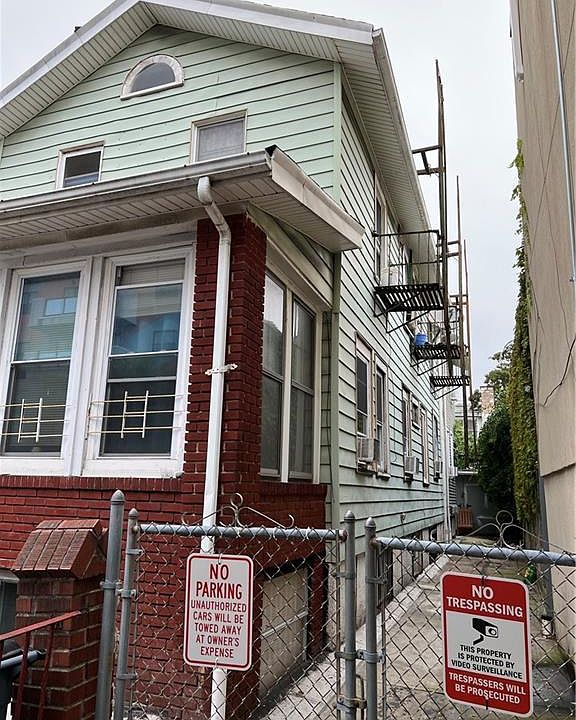 2nd image of 3065 Brighton 4th St