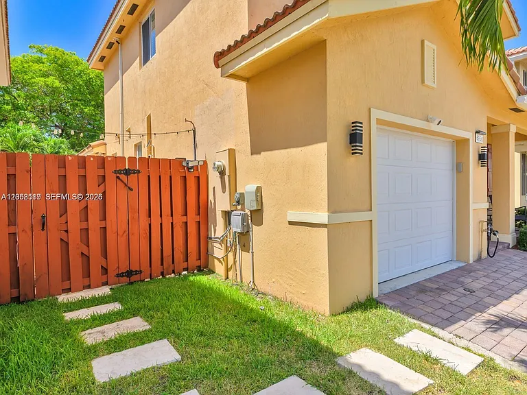 8956 SW 215th Ln — Photo 7