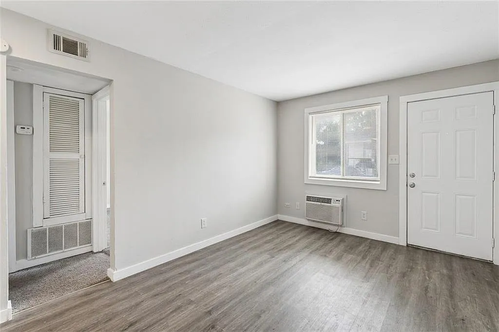 2 bed, 1.0 bath, 700 sqft, $1,125 — Photo 3