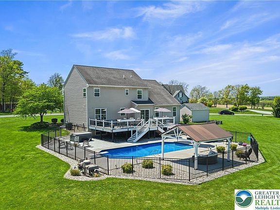 3rd image of 2255 Redwood Dr