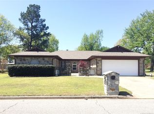 825 Lynwood Ln, Broken Arrow, OK 74011