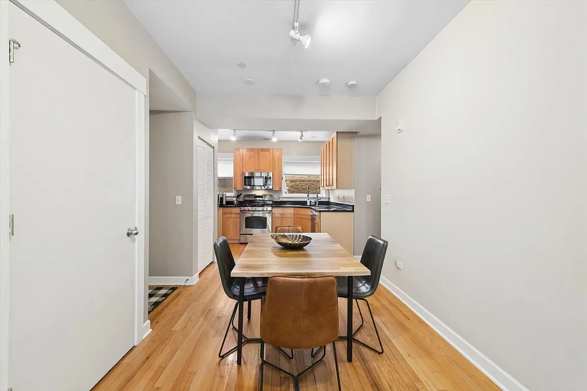 2 bed, 933 sqft, $2,100 — Photo 4