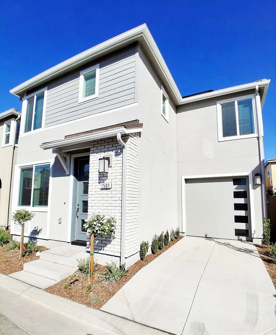 Modern Clovis Living: Solar-Powered 3-Bed Home with Community Pool! — Photo 2