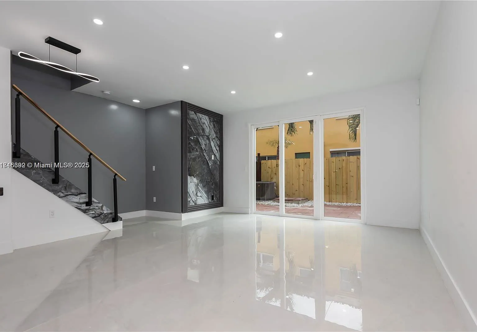 3 bed, 3.0 bath, 1428 sqft, $2,700 — Photo 2