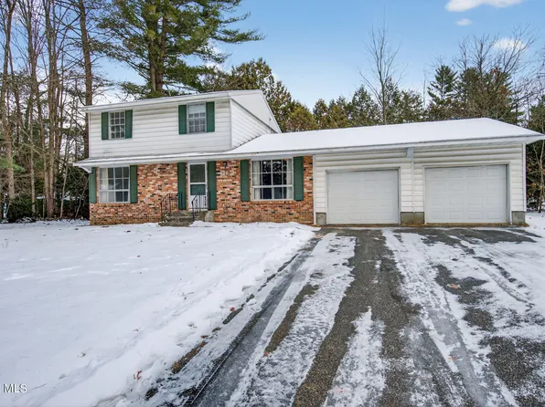 12 Pine Tree Place, Clifton Park, NY 12065