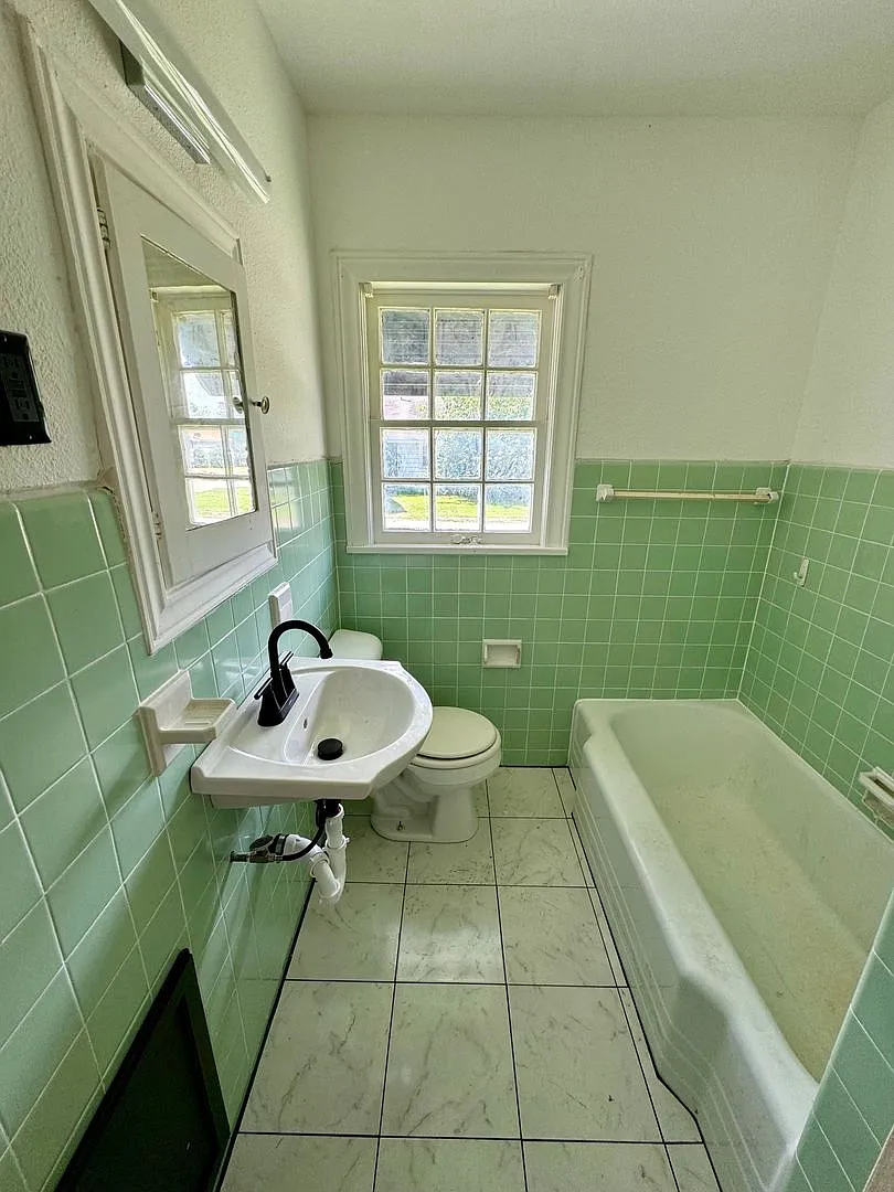 2 Bedroom 1 Bath with Hardwoods for Rent — Photo 4