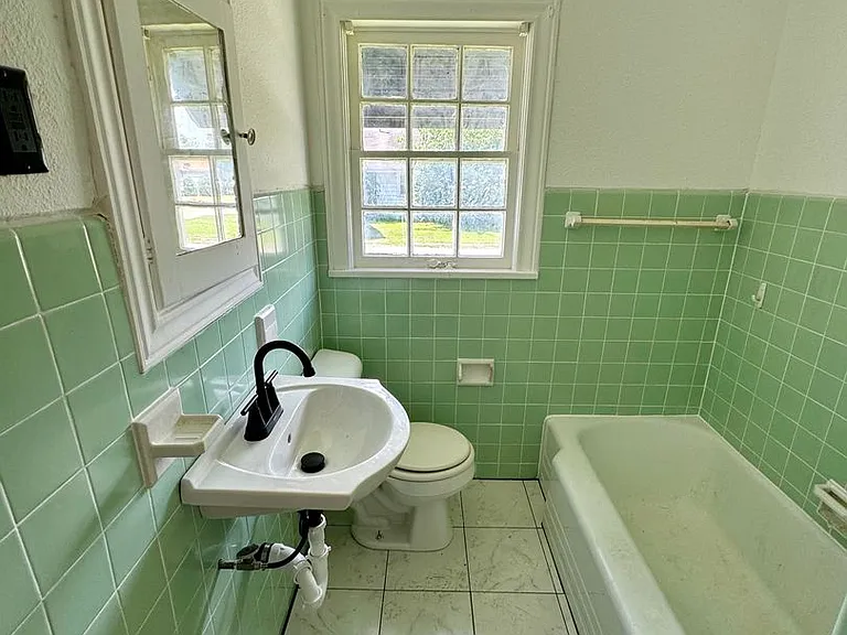 902 Burch St — Photo 4