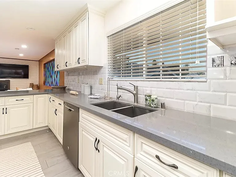 584 W 22nd St — Photo 17