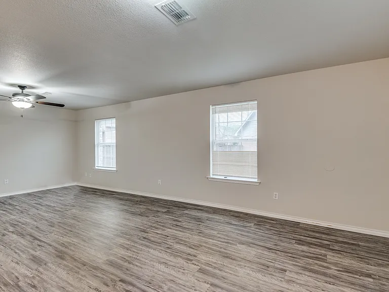 321 Queens Ct S — Photo 7