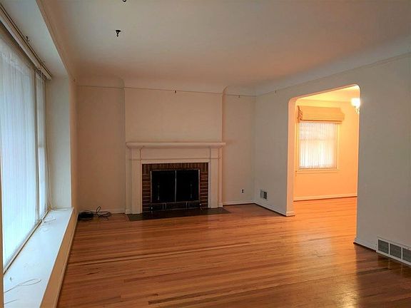 3rd image of 922 Sherman Ct