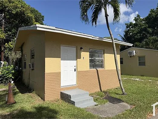 1924 NW 28th St — Photo 2