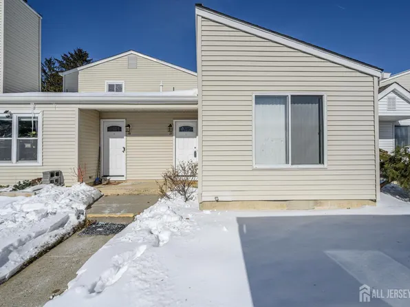 17 Inwood Ter, Freehold, NJ 07728