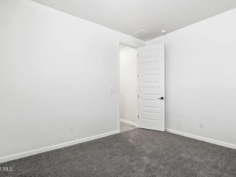 253 Farnborough St — Photo 25