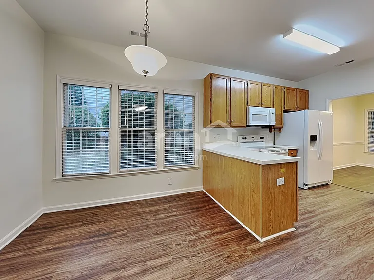 102 Selsey Dr — Photo 4