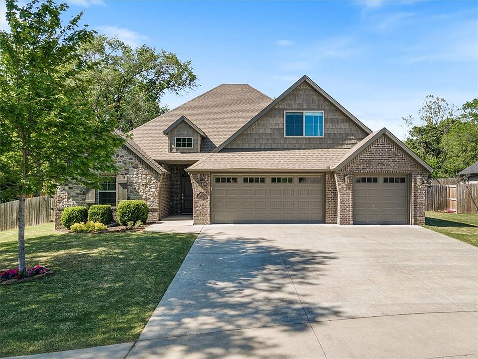 1st image of 215 Grand Ct