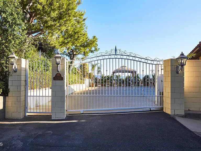 1234 E Tujunga Ave — Photo 3