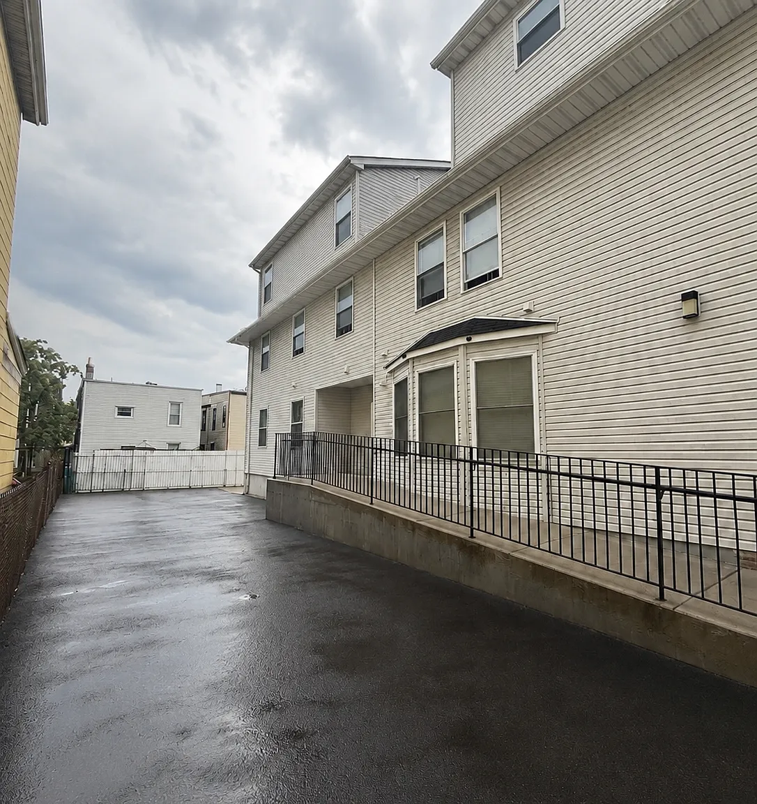 3 bed, $2,850 — Photo 3