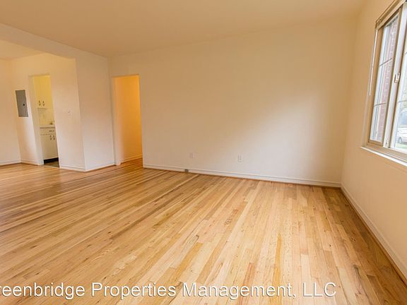 4th image of 711 SE 42nd Ave APT 2