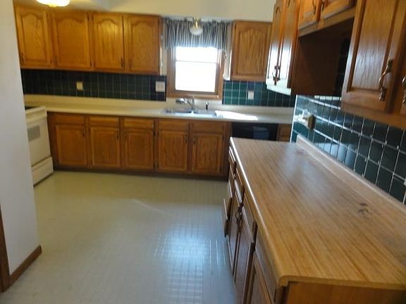 3rd image of 206 Wells St